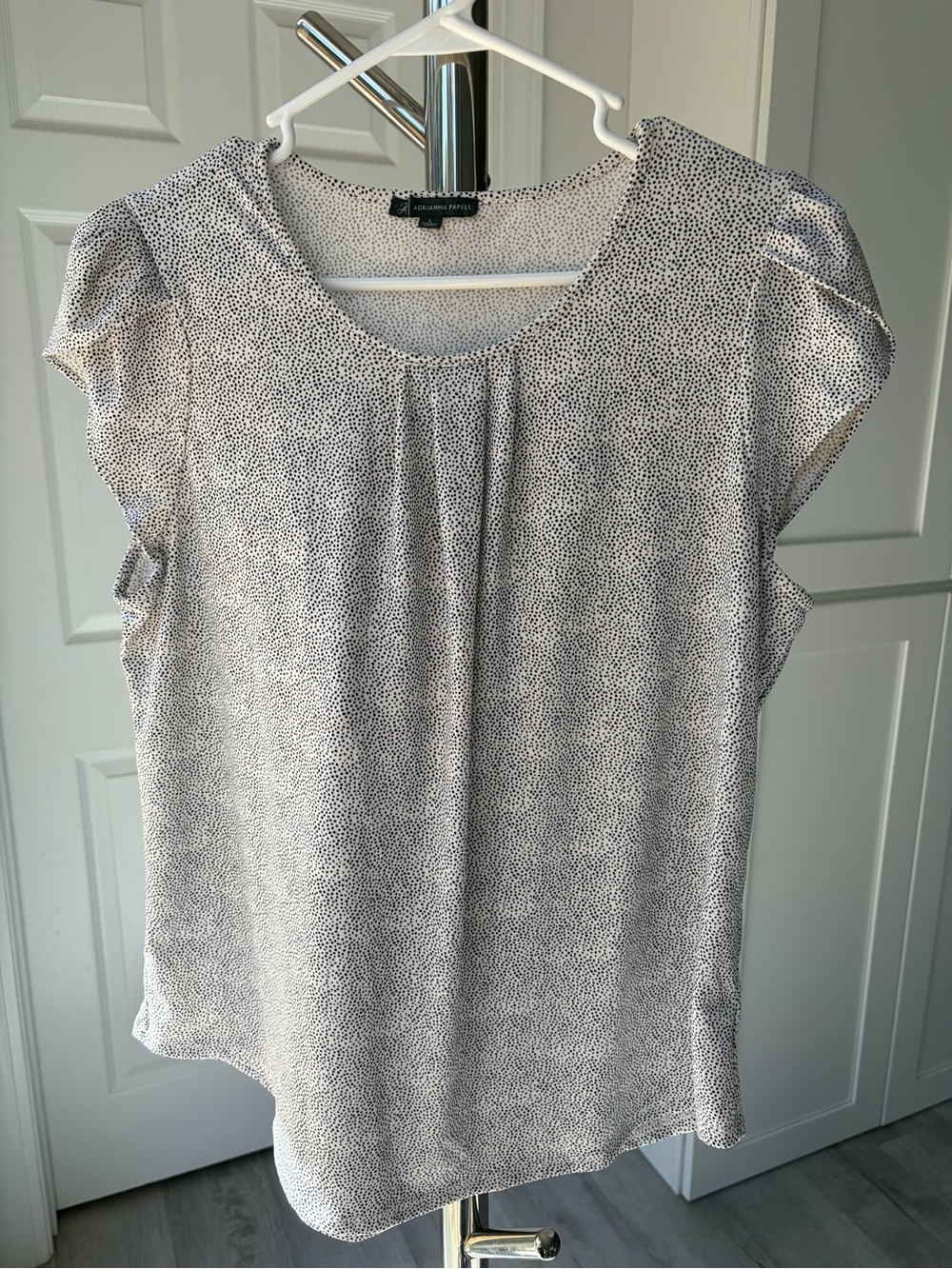 Adrianna Papell Off White Patterned Top, size L.